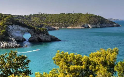 Arco di San Felice, una tappa imperdibile per un viaggio in macchina in Puglia. Acque cristalline e natura selvaggia.