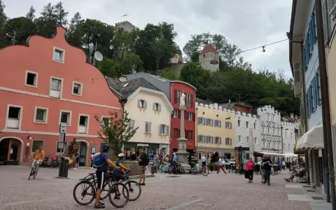 Passeggiata e biciclettate tra le case colorate e i castelli di Brunico. Tante cose da fare a Brunico, tra cui esplorare la piazza e i dintorni.