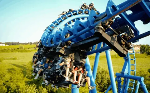 Montagna russa blu a Movieland, un'emozione da provare! Per sapere come arrivare a Movieland in treno, cerca le indicazioni online.