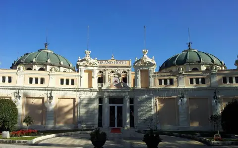 Grand Hotel, un'icona del centro storico di Fiuggi, con le sue cupole verdi e l'architettura imponente sotto un cielo azzurro.