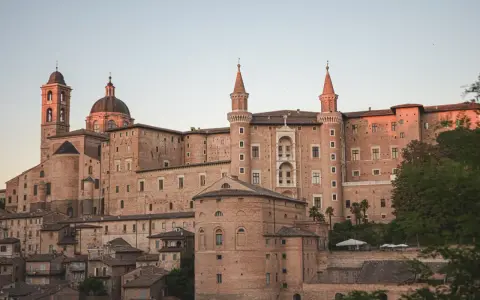 Un imponente palazzo rinascimentale domina il paesaggio, perfetto per un weekend nel centro Italia.