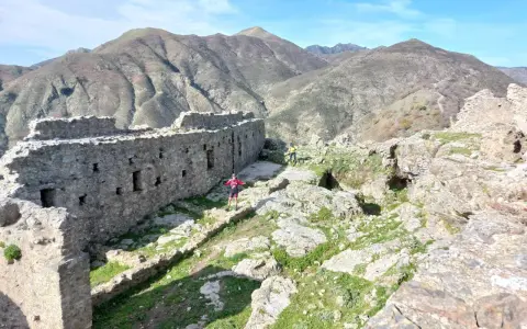 Esplorazione di antiche rovine siciliane, perfette per le gite domenicali in Sicilia. Montagne sullo sfondo.
