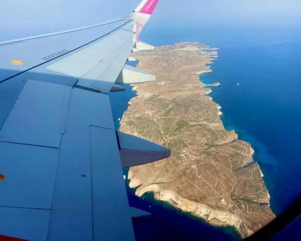Vista aerea di Lampedusa dall'aereo, con l'ala in primo piano. Un modo per capire come arrivare a Lampedusa.