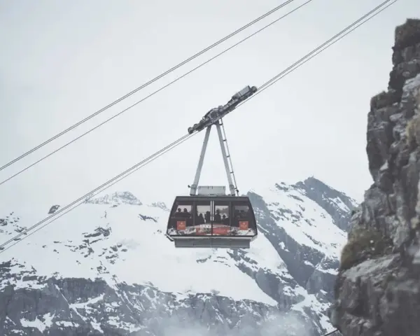 Cabina della funivia in Trentino, sospesa tra cime innevate e rocce imponenti, ideale per muoversi in un paesaggio mozzafiato.