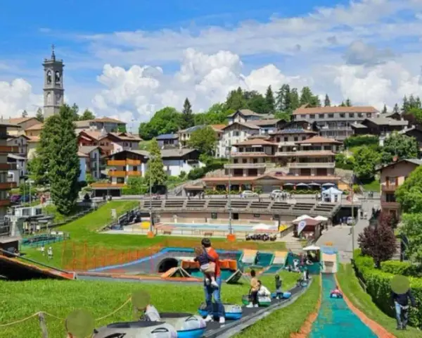 Divertimento estivo a Selvino: scivoli, giochi e un paesaggio incantevole. Scopri cosa fare a Selvino per una giornata indimenticabile.