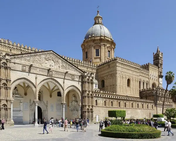 Cattedrale di Palermo, tappa ideale per un tour Italia in auto 7 giorni, con la sua imponente cupola e la piazza animata.