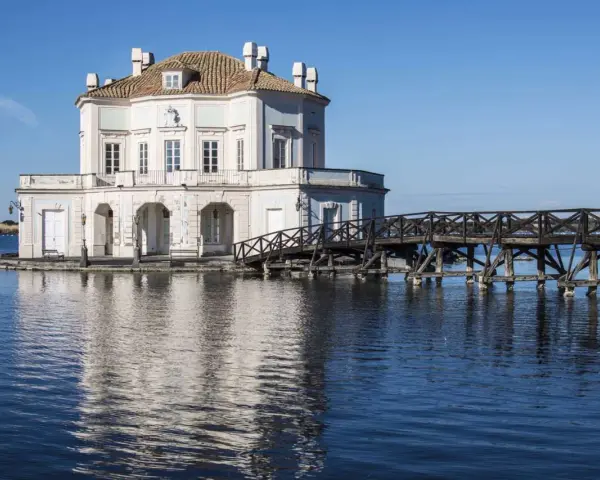 La casa di Pinocchio a Bacoli, un'incantevole palazzina sull'acqua collegata da un ponte di legno.