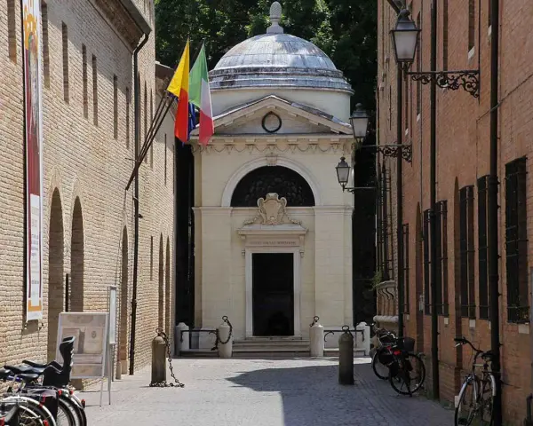 Il Tempio Malatestiano, luogo dove morì Dante Alighieri, con bandiere e biciclette parcheggiate.