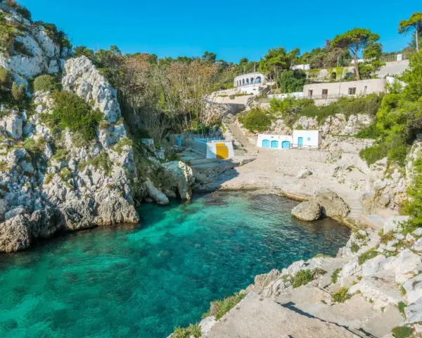 Baia con acque cristalline e case bianche, perfetta per un tour della Puglia in 5 giorni.