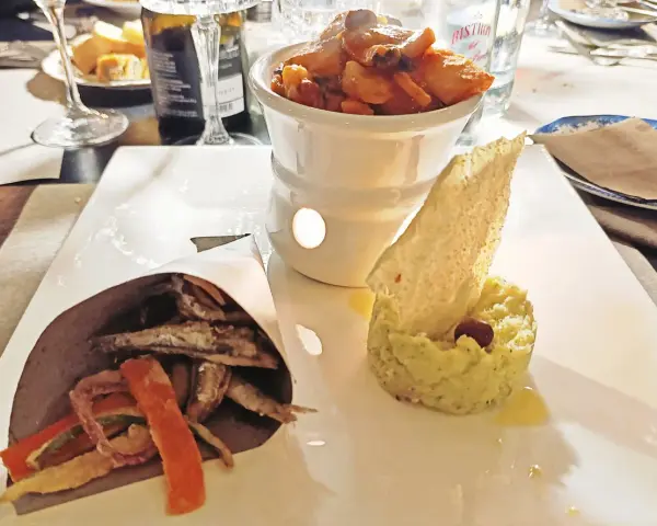 Un assaggio dal bistrot del tempo perduto: frittelle di pesce e verdure, purè di piselli con oliva e un croccante.