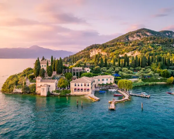 Un'isola incantevole sul Lago di Garda, perfetta per chi cerca dove dormire. Ville storiche, uliveti e un tramonto mozzafiato.