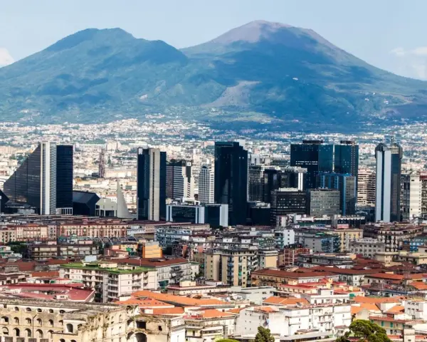 Panorama di Napoli con il Vesuvio sullo sfondo. Un'idea per un itinerario di **Napoli in 3 giorni** tra storia e modernità.
