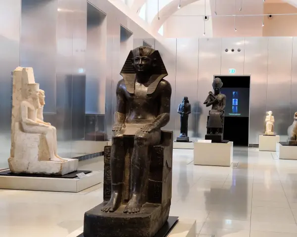 Statue di faraoni nel Museo Egizio di Torino, un viaggio da stazione Torino Porta Nuova tra storia e arte.
