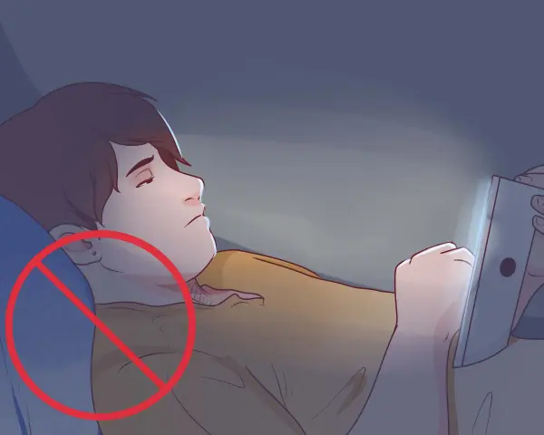 Ragazzo sdraiato al buio, illuminato da uno schermo, con un cerchio rosso di divieto sull'orecchio. Evita di dormire fuori casa con il telefono.