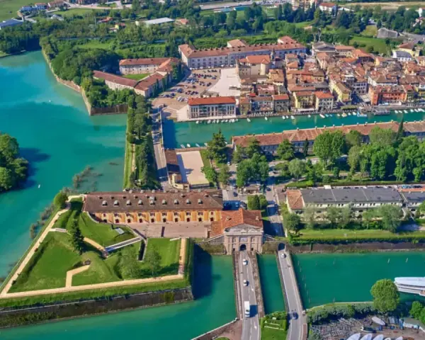 Peschiera del Garda: fortezza veneziana, canali azzurri e un borgo storico. Cosa vedere a Peschiera del Garda? Un gioiello sul lago.