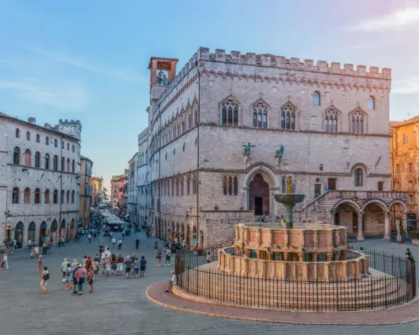 Piazza IV Novembre a Perugia, con la Fontana Maggiore e il Palazzo dei Priori. Un luogo incantevole da scoprire, tra le cose da vedere a Perugia.