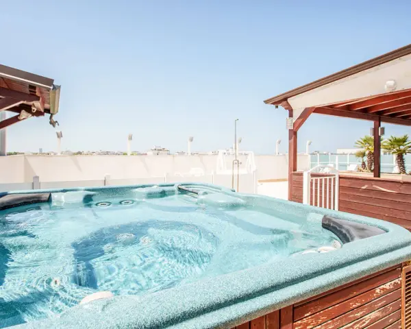 Idromassaggio sul terrazzo dell'hotel Tamanco, con vista sul mare e palme. Relax assicurato!