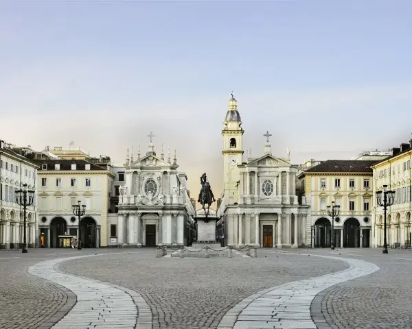 Piazza San Carlo a Torino: un'idea di cosa vedere a Torino in un giorno a piedi, con le chiese gemelle e il monumento equestre.