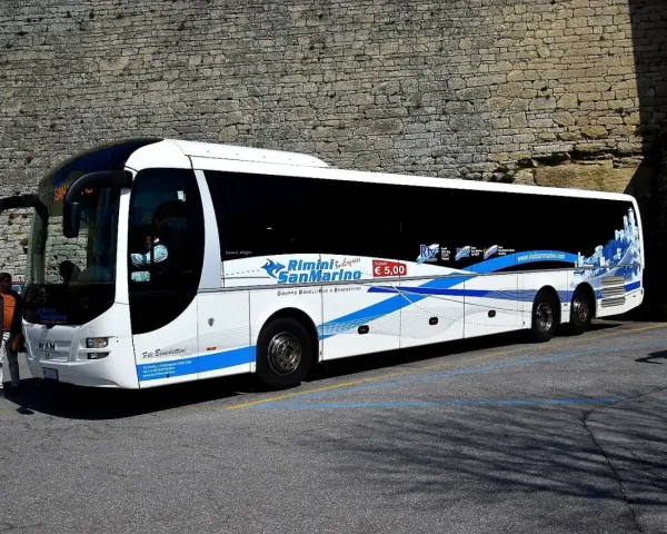 Autobus bianco con grafica blu "Rimini San Marino Bus Express". Un viaggio da Rimini a Comacchio? Questo bus è pronto!