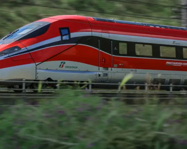 Frecciarossa 1000 in corsa, ideale per scoprire come arrivare a Torre dell'Orso in treno.