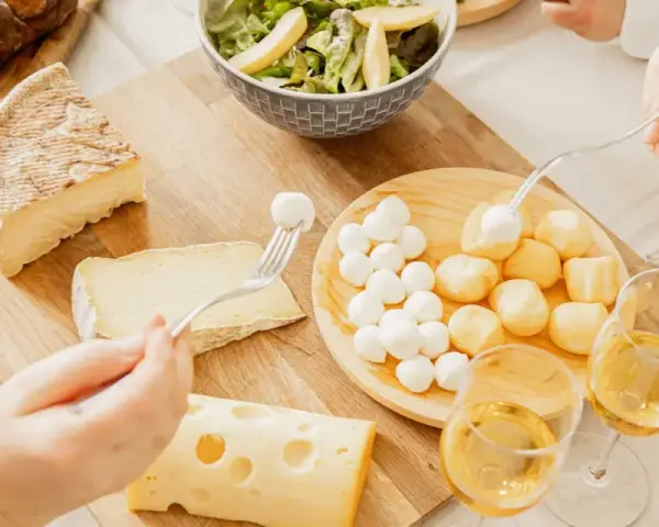 Mozzarella in aereo Ryanair? No, un tagliere di formaggi con palline di mozzarella, pane e vino.