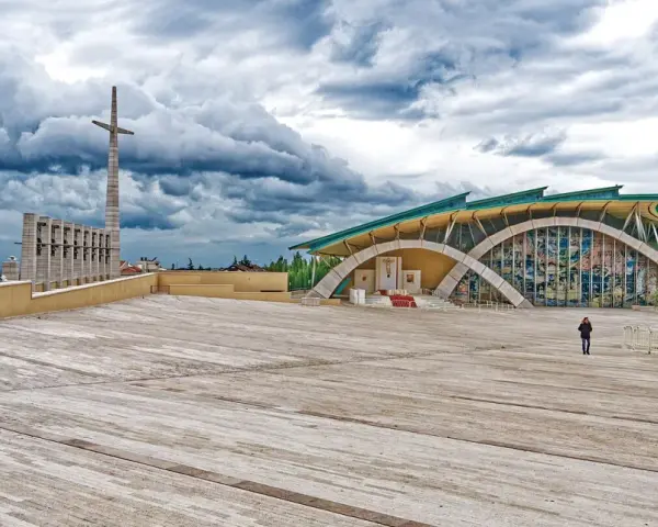 Piazza antistante il Santuario di San Pio, ideale per parcheggiare la macchina e andare da Padre Pio.
