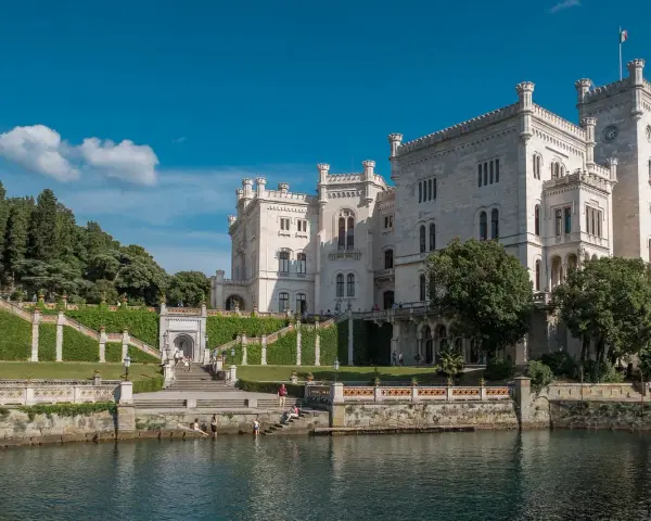 Castello di Miramare, un luogo incantevole dove passare un weekend in Italia, affacciato sul mare Adriatico.
