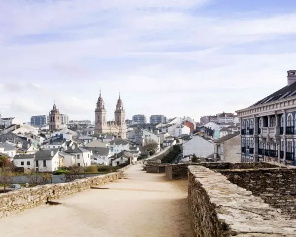 Lugo di Romagna cosa vedere: vista panoramica sulla città con cattedrale e palazzi storici.
