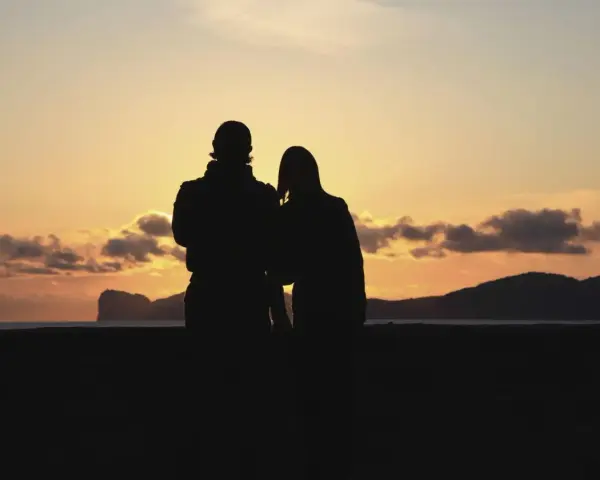 Coppia al tramonto in Sardegna, un'idea perfetta per dove andare in vacanza.