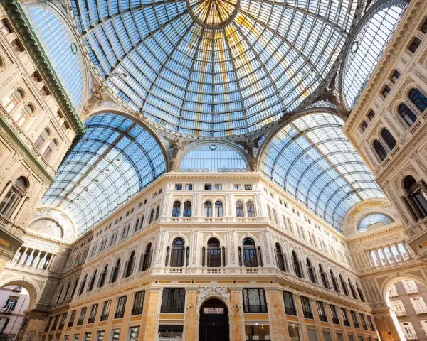 Galleria Umberto I a Napoli, un gioiello architettonico con cupola in vetro. Le differenze con la Galleria Vittorio Emanuele II di Milano sono evidenti nello stile e nei dettagli.