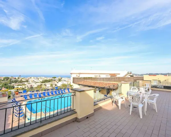 Terrazza con piscina e vista mare a Ischia, perfetta per godersi il tramonto d'oro. Hotel terme Tramonto d'Oro Ischia.