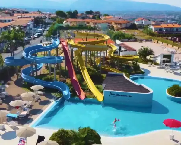Scivoli acquatici colorati e piscina invitano al divertimento, come testimoniano le positive san domenico family hotel recensioni.