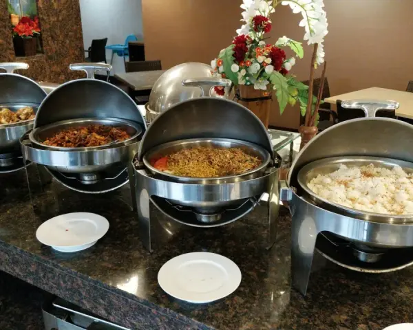 Buffet con piatti caldi, riso e noodles. Un assaggio di mezza pensione significato, un pasto completo per iniziare la giornata.