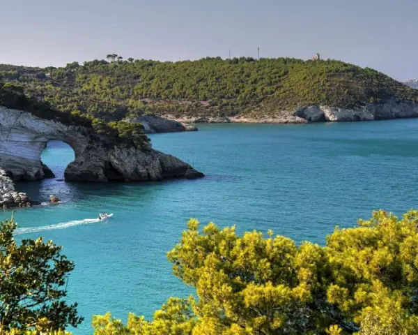 Arco di San Felice, una tappa imperdibile per un viaggio in macchina in Puglia. Acque cristalline e natura selvaggia.