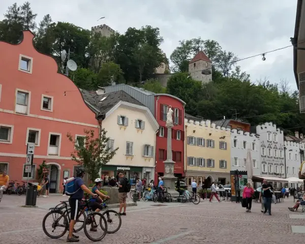 Passeggiata e biciclettate tra le case colorate e i castelli di Brunico. Tante cose da fare a Brunico, tra cui esplorare la piazza e i dintorni.