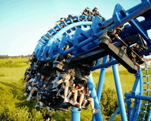 Montagna russa blu a Movieland, un'emozione da provare! Per sapere come arrivare a Movieland in treno, cerca le indicazioni online.