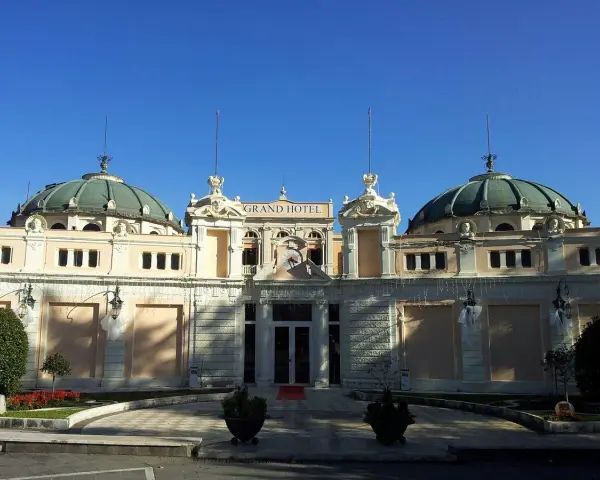 Grand Hotel, un'icona del centro storico di Fiuggi, con le sue cupole verdi e l'architettura imponente sotto un cielo azzurro.