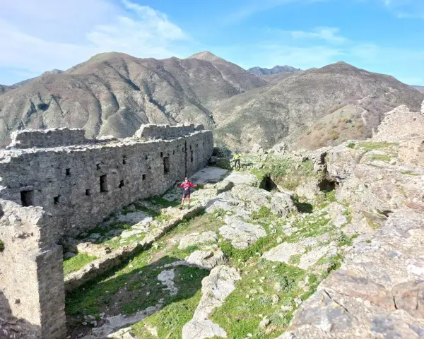 Esplorazione di antiche rovine siciliane, perfette per le gite domenicali in Sicilia. Montagne sullo sfondo.
