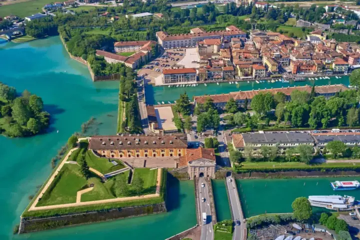 Peschiera del Garda: fortezza veneziana, canali azzurri e un borgo storico. Cosa vedere a Peschiera del Garda? Un gioiello sul lago.