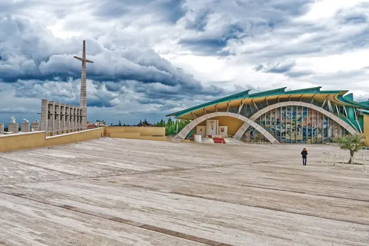 Piazza antistante il Santuario di San Pio, ideale per parcheggiare la macchina e andare da Padre Pio.