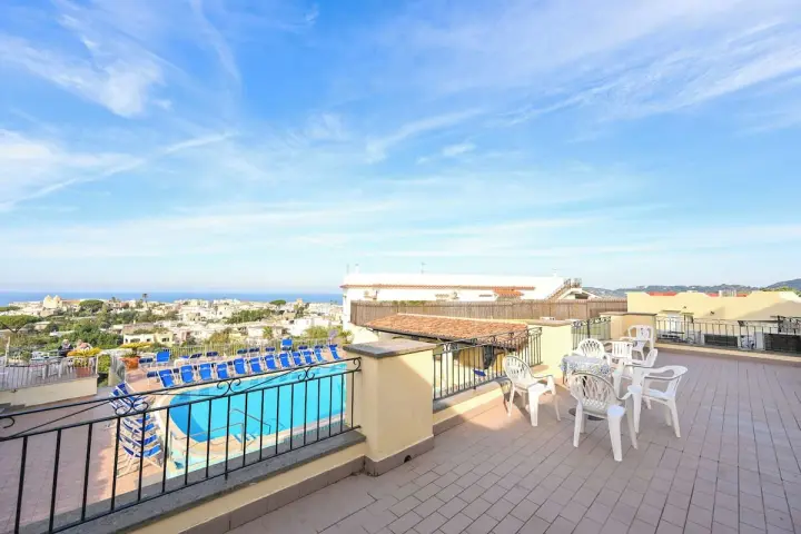 Terrazza con piscina e vista mare a Ischia, perfetta per godersi il tramonto d'oro. Hotel terme Tramonto d'Oro Ischia.