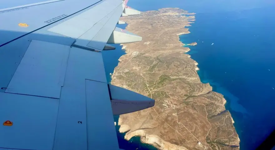 Vista aerea di Lampedusa dall'aereo, con l'ala in primo piano. Un modo per capire come arrivare a Lampedusa.