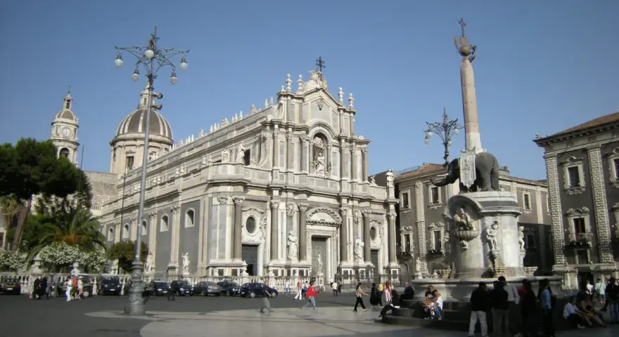 Piazza del Duomo a Catania, con la cattedrale e l'elefante, un luogo perfetto per festeggiare il capodanno con i bambini.