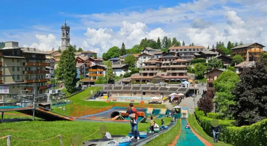 Divertimento estivo a Selvino: scivoli, giochi e un paesaggio incantevole. Scopri cosa fare a Selvino per una giornata indimenticabile.