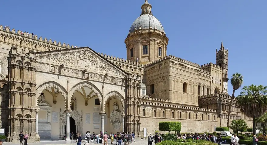 Cattedrale di Palermo, tappa ideale per un tour Italia in auto 7 giorni, con la sua imponente cupola e la piazza animata.