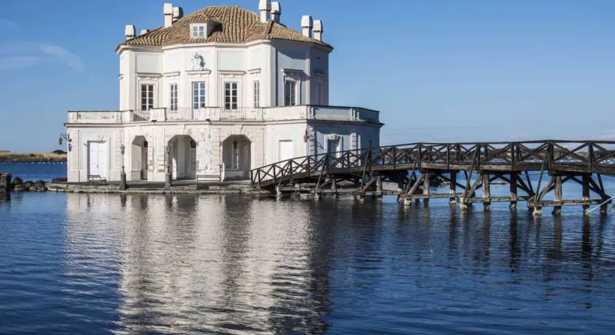 La casa di Pinocchio a Bacoli, un'incantevole palazzina sull'acqua collegata da un ponte di legno.