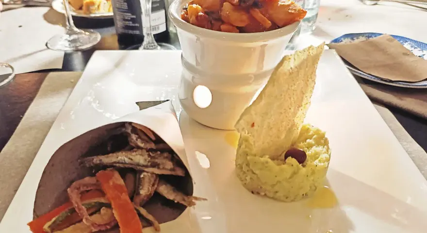 Un assaggio dal bistrot del tempo perduto: frittelle di pesce e verdure, purè di piselli con oliva e un croccante.