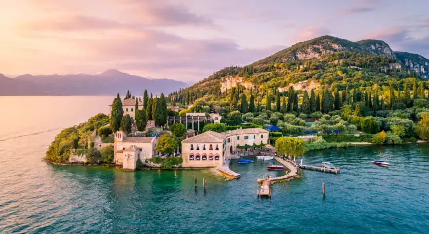 Un'isola incantevole sul Lago di Garda, perfetta per chi cerca dove dormire. Ville storiche, uliveti e un tramonto mozzafiato.