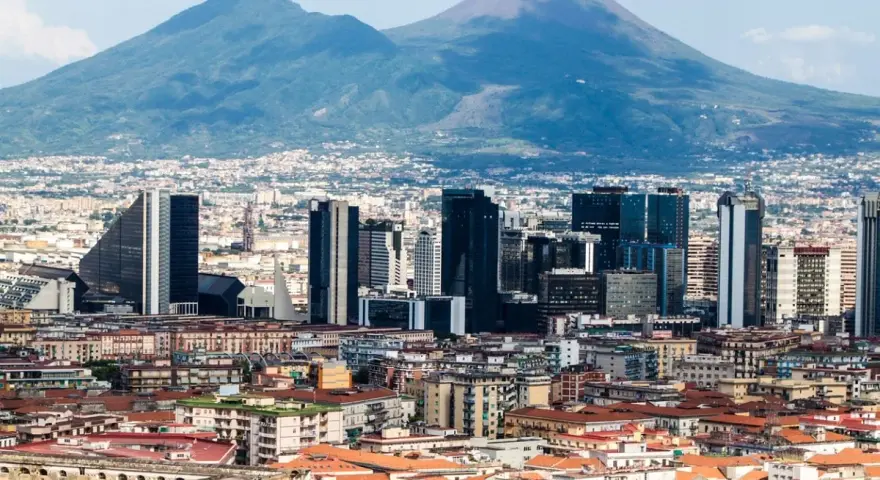 Panorama di Napoli con il Vesuvio sullo sfondo. Un'idea per un itinerario di **Napoli in 3 giorni** tra storia e modernità.