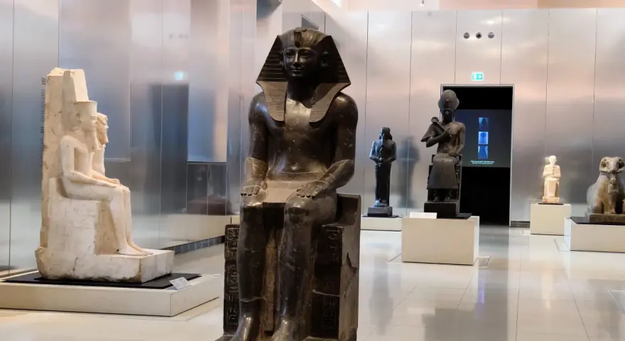 Statue di faraoni nel Museo Egizio di Torino, un viaggio da stazione Torino Porta Nuova tra storia e arte.